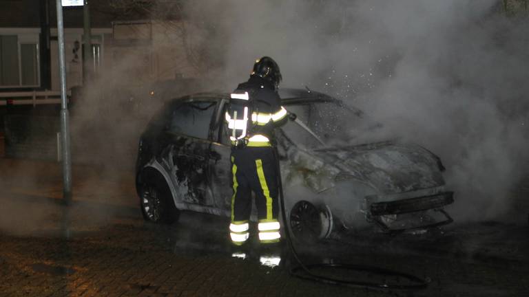 De gewaarschuwde brandweer kon niet voorkomen dat de auto volledig in vlammen op ging. (Foto: Bernt van Dongen/FPMB).