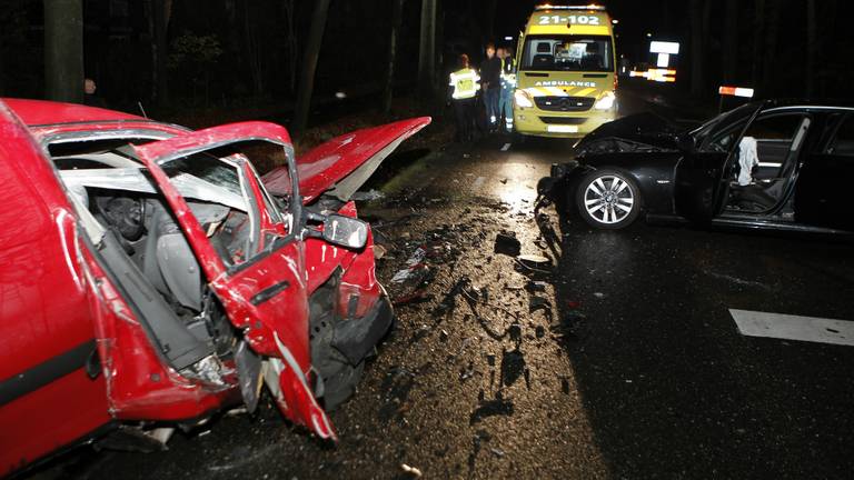 De bestelbus botste frontaal op een tegemoetkomende auto. (Foto: Bernt van Dongen/FPMB).