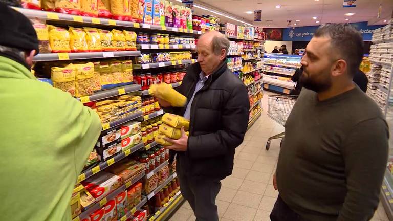 Zeki Sahan (rechts) en de locoburgemeester doen boodschappen voor de Voedselbank.