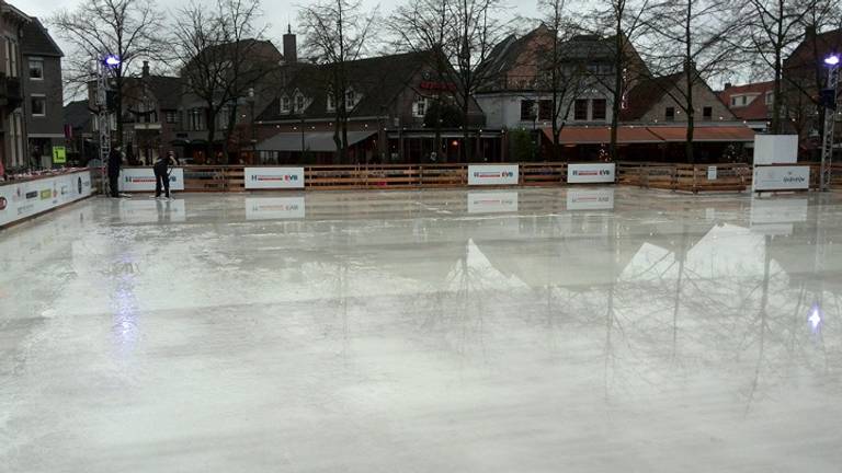 Waterplas op de ijsbaan (foto: IJsfestijn / Facebook)