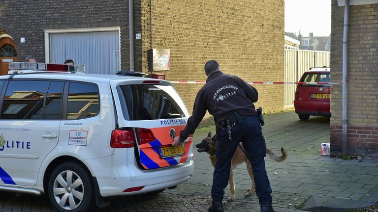 De politie zoekt met honden naar de daders. (Foto: Jules Vorselaars/ JV Media)