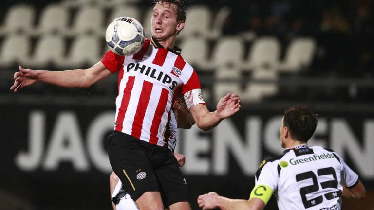 PSV'er Luuk de Jong in actie tegen Heracles Almelo