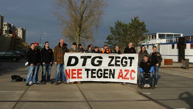Een kleine groep demonstreerde tegen een azc. (Foto: Marco fotografie)