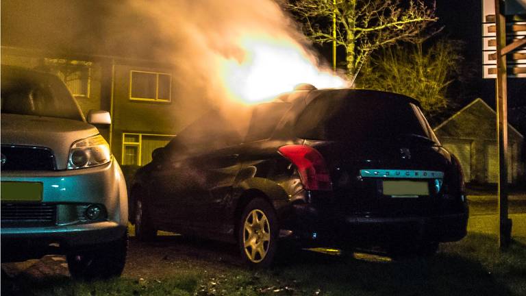 De auto brandde volledig uit. (Foto: Rob Engelaar)