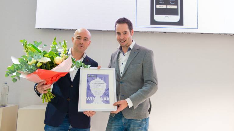 Peter Smits (links) nam de publieksprijs in ontvangst.