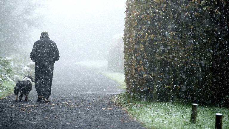 Kans op natte sneeuw en gladheid (archieffoto: ANP)