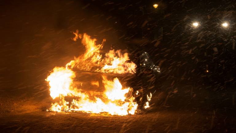 Het is de tweede autobrand in twee nachten tijd. (Foto: SK-Media).