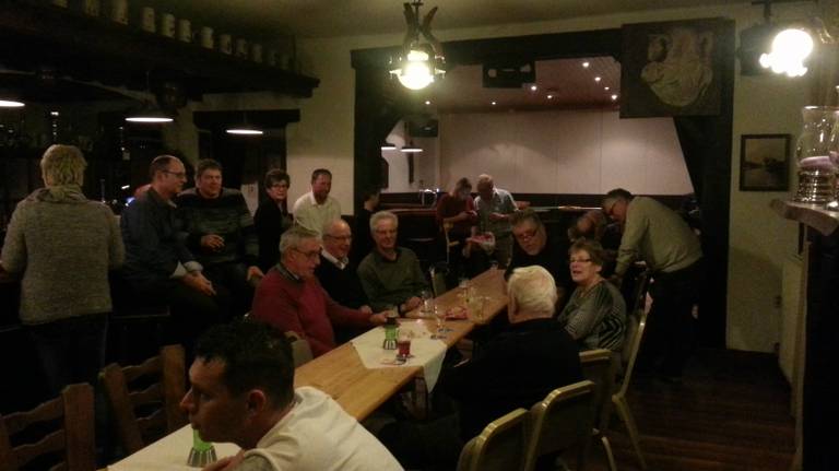 In restaurant De Zandpoort worden de varkenskoppen geveild tijdens de jaarlijkse Kupkesmert