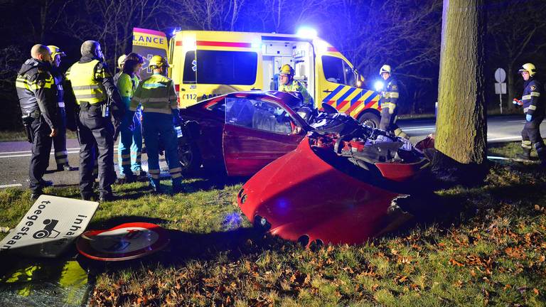 Waardoor de auto van de weg raakte, is onduidelijk. (Foto: SQ Vision).