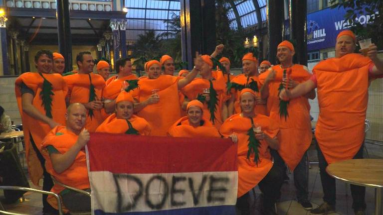 Dartsfans uit Hoeven vieren carnaval tijdens WK darts in Londen