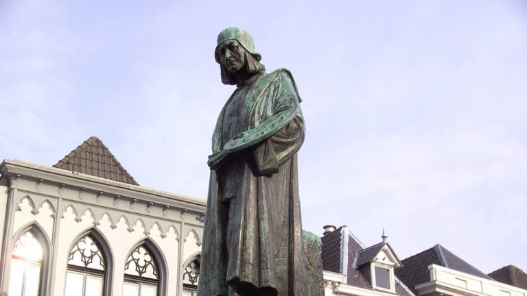 Standbeeld Jeroen Bosch doelwit van protestactie tegen Jeroen Boschjaar.