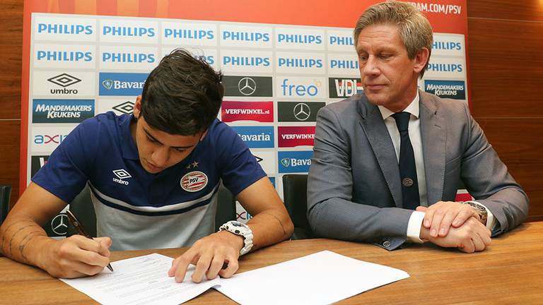 Luiz Beto da Silva tekent zijn contract. (Foto: PSV)