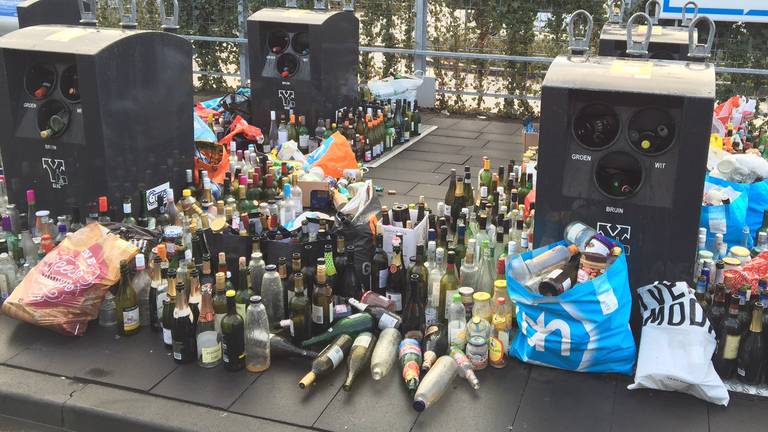 De bomvolle glascontainers bij AH XL in Eindhoven (Foto: René van Hoof)