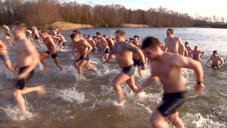 Late nieuwjaarsduik voor militairen