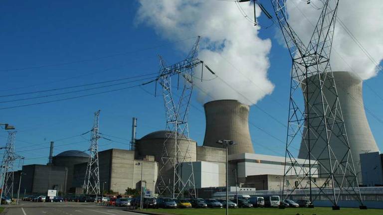 Kernreactoren Doel 4 (l) en Doel 3. (foto: Electrabel)
