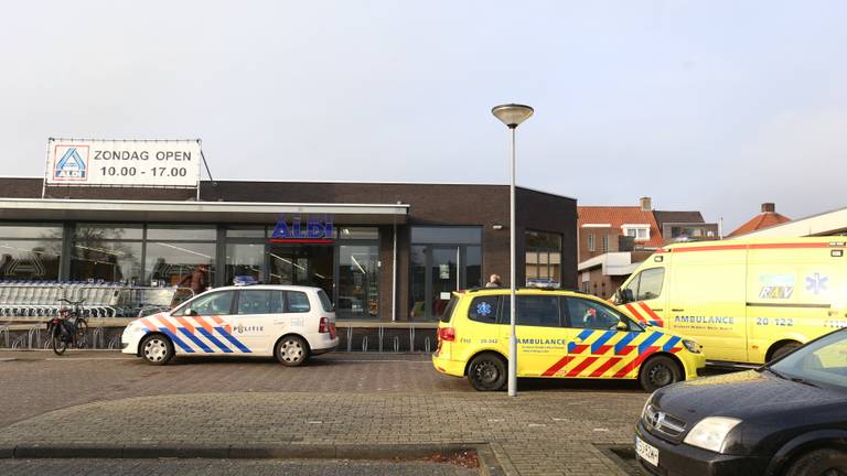 De man is naar een ziekenhuis in Rotterdam gebracht. (Foto: Alexander Vingerhoeds)
