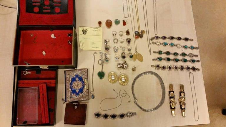 Het kistje met de gevonden sieraden (foto: Politie Heeze Leende)