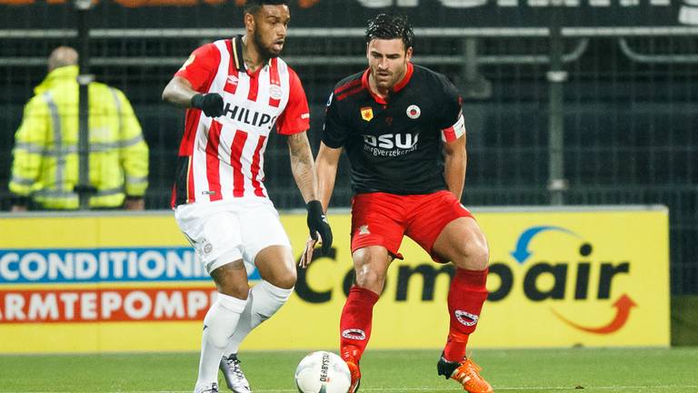 Jürgen Locadia in duel met Sander Fischer. (Foto: VI Images)
