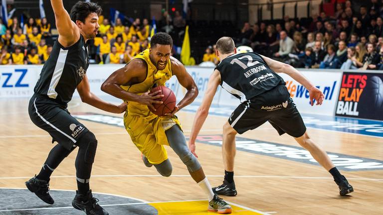 Stefan Wessels (L) probeert Steve McWorther af te stoppen. (Foto: Kristian Giesen/OrangePictures)