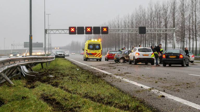 Ongeluk op A16 (foto: Mathijs Bertens / Stuve Fotografie)