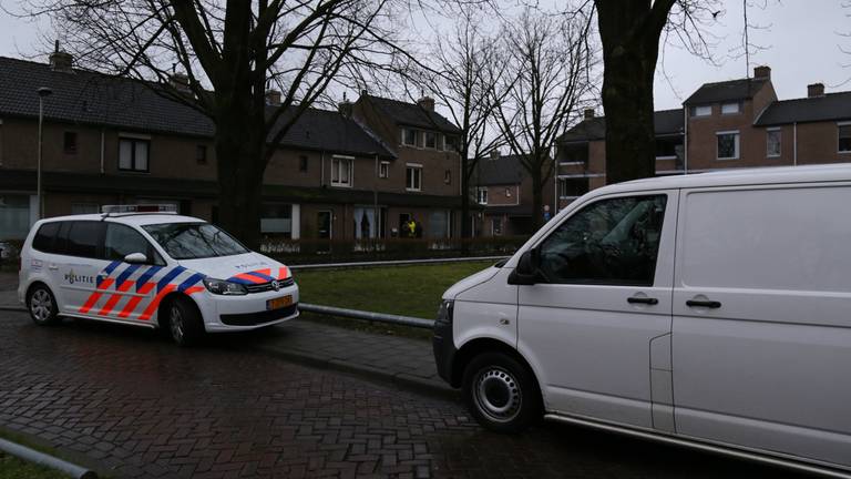 Politie bezig met onderzoek na woningoverval in Oss (foto: Maickel Keijzers/Hendriks Multi Media).