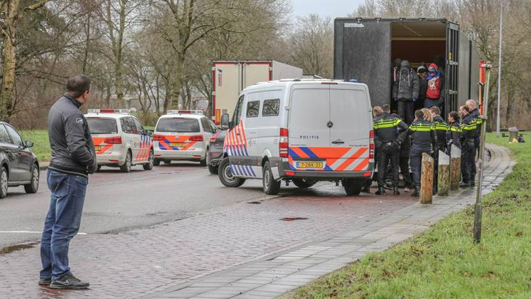 De vrachtwagen op de parkeerplaats naast de A50. (Foto: Fons Hendriks/Hendriks Multi Media)