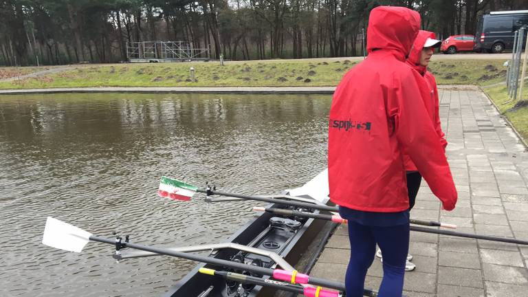 Iraans nationaal vrouwenroeiteam traint in Tilburg