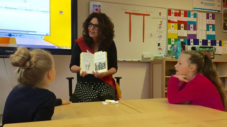 Schoolschrijfster Anja Vereijken in de klas bij basisschool Westwijzer in Helmond 