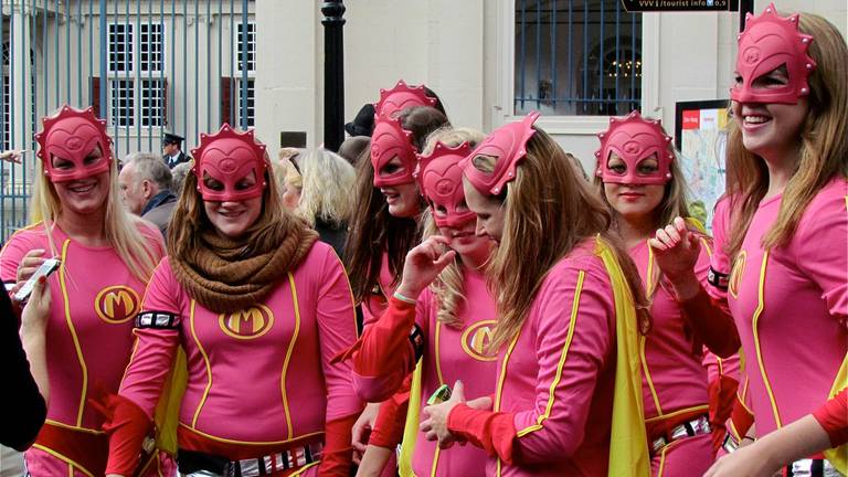 Vrouw steelt Mega Mindy-masker. (foto: Roel Wijnants/Flickr)
