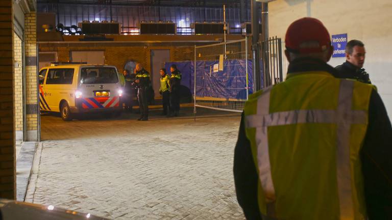 Politie in actie om de zwerver in te rekenen (foto: Arno van der Linden/SQ Vision).