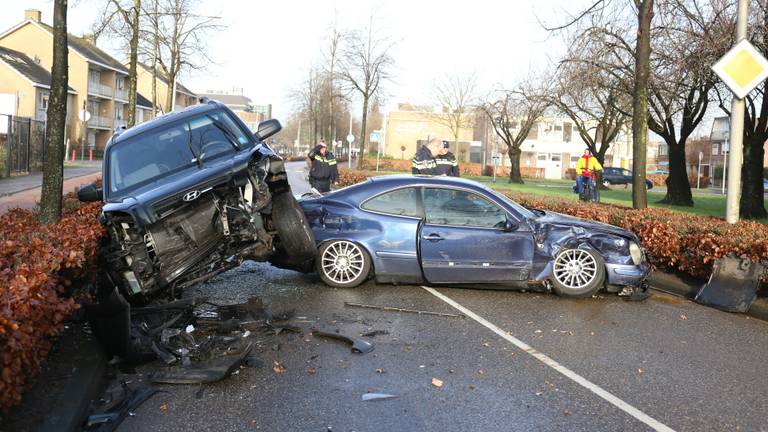 De auto's blokkeren de weg. (Foto: Alexander Vingerhoeds/Obscura Foto).