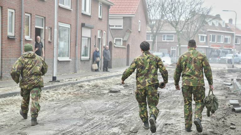 De Explosieven Opruimingsdienst EOD heeft de granaat gecontroleerd en meegenomen. (Foto: Toby de Kort)