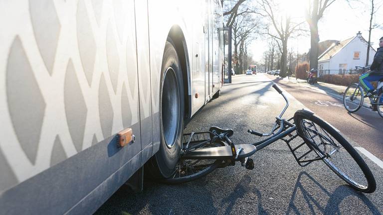 De fiets kwam onder de bus terecht (foto: Tom van der Put/SQvision)