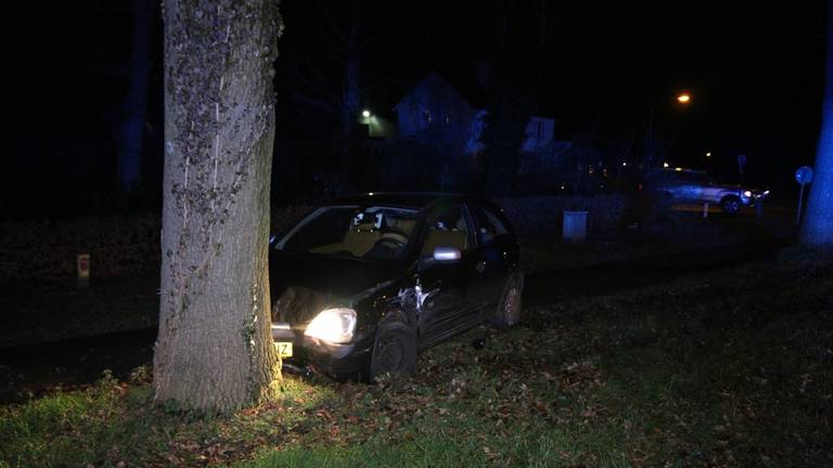 Een van de auto's kwam tegen de boom terecht (foto: SK-Media)