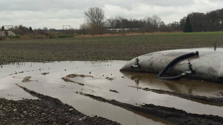 Vandalen trekken mestzak open bij boer Van Ansem