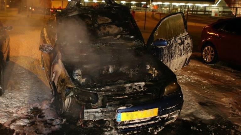 De auto vloog waarschijnlijk door een technisch mankement in brand. (Foto: Bart Meesters/Meesters Multi Media)
