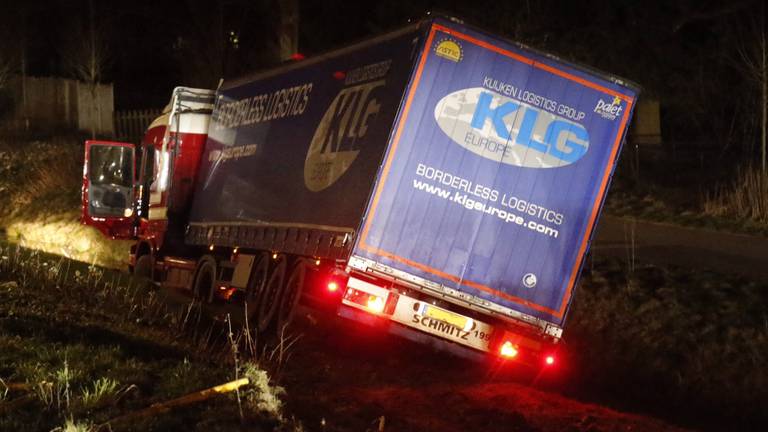 Vrachwagenchauffeur schiet na ongeluk over meerdere rijbanen (Foto: SQ Vision)