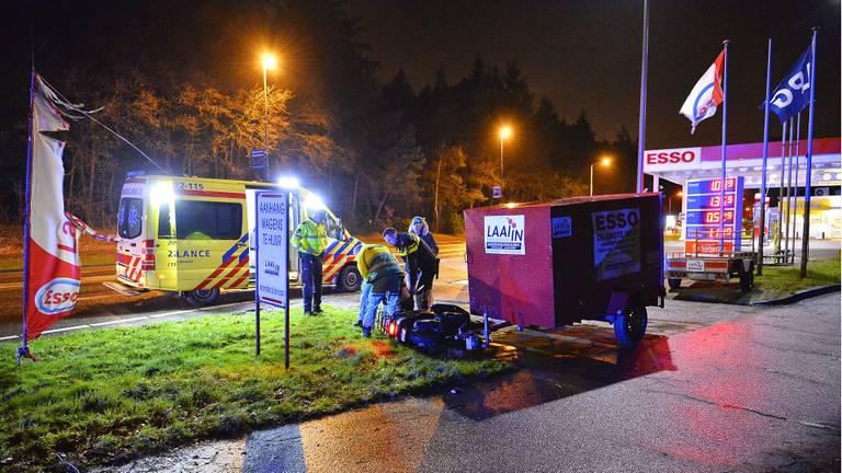 De scooterrijder botste op een aanhangwagen. (Foto: Rico Vogels/SQ Vision).