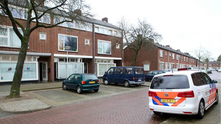 Het huis wordt zaterdag nog altijd bewaakt. (Foto: Hans van Hamersveld).