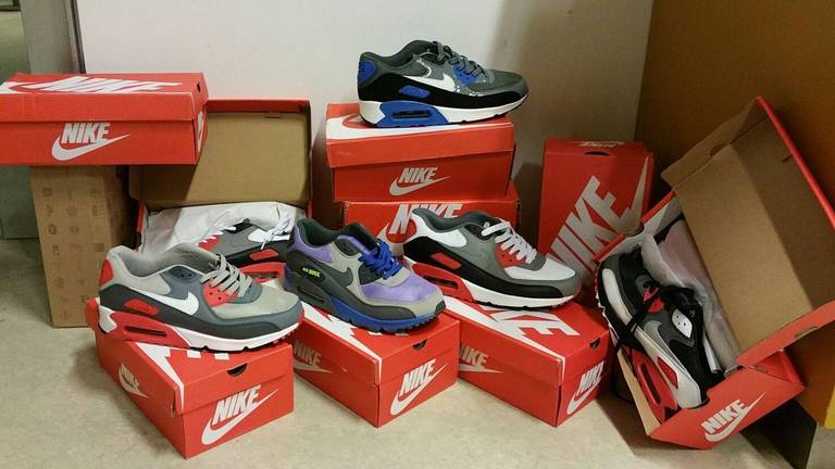 Kofferbak vol vermoedelijk neppe Nike Air Max schoenen gevonden bij jointrokers in Oss Omroep Brabant