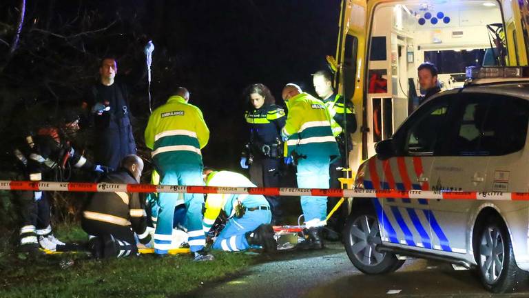 De vrouw werd zwaargewond gevonden op de Bakelsedijk in Helmond. (Foto: Harrie Grijseels/SQ Vision)