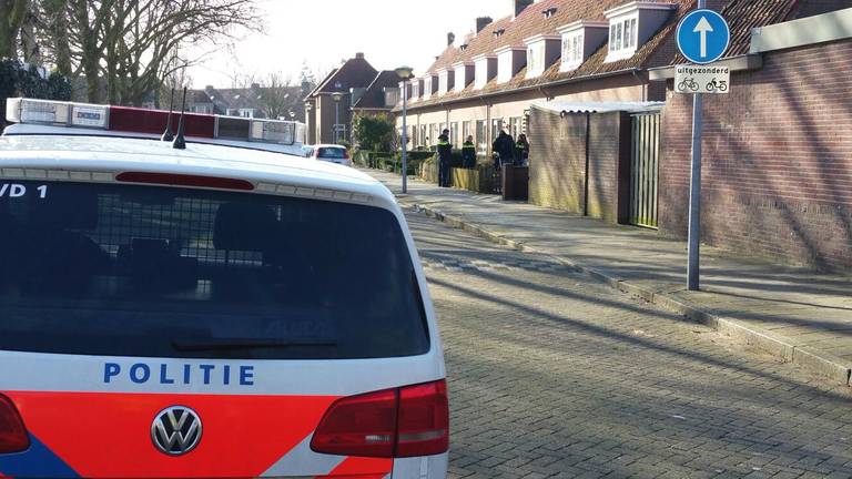 De politie doet onderzoek in het huis (foto: Jozef Bijnen / SQ Vision).