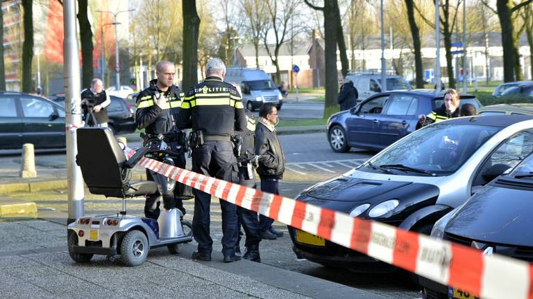 Slachtoffer reed in een scootmobiel op Verdiplein in Tilburg. Foto: Jack Brekelmans / Persburo-BMS