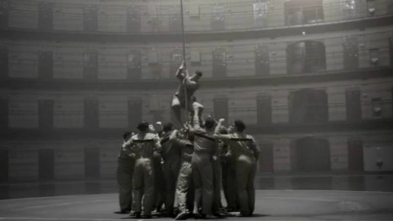 Gevangene ontsnapt via touw uit de Koepelgevangenis in Breda in videoclip van Armin van Buuren. (Bee