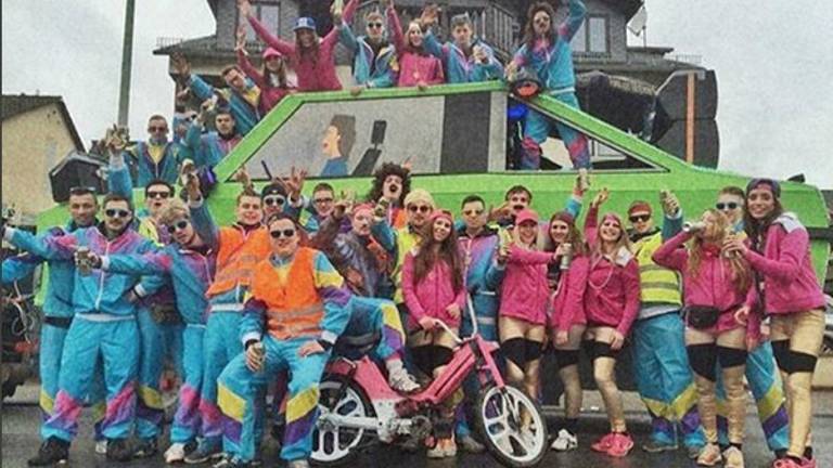Groene Opel Manta van New Kids tijdens carnaval in Duitsland. Foto: Instagram @steffenhaars
