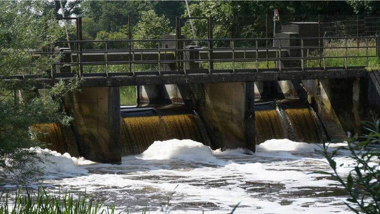 Bij deze stuw in de Dommel moet straks een waterkrachtcentrale komen. Foto: Dommelstroom