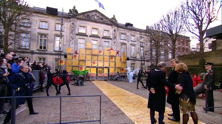 De koning voor het Noordbrabants Museum waar hij de tentoonstelling opende