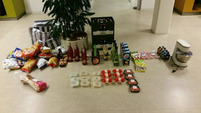 De oogst die verstopt werd in een kinderwagen. (Foto: politie Oss/Facebook)