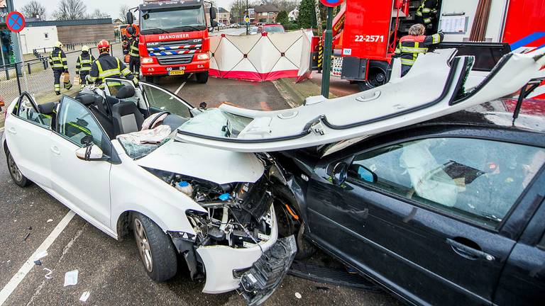 Auto's botsen frontaal in Geldrop (foto: Sem van Rijssel/SQ Vision)