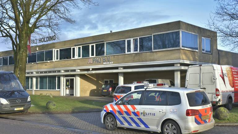 Politie doet onderzoek ter plaatse. (Foto: Jules Vorselaars/ JV Media)